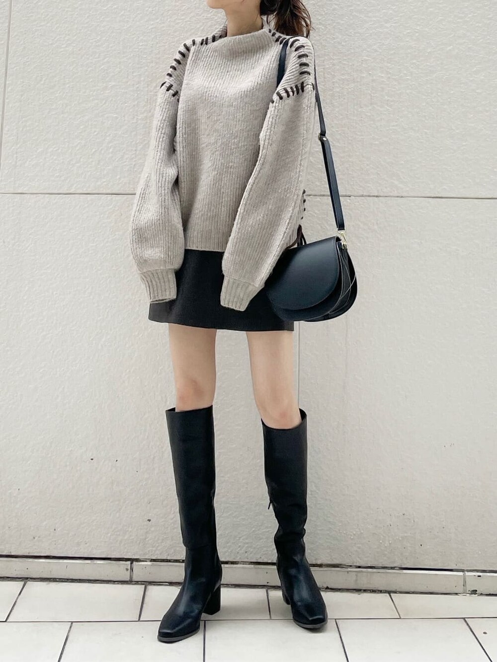 ブラック系のショルダーバッグ、グレー系のその他パンツ、ブラック系のブーツを着用したレディースの冬コーディネートの10枚目の写真