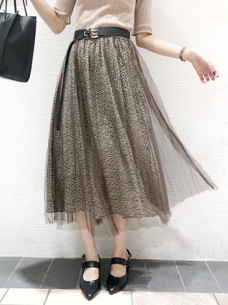 ピンク系のニット/セーター、ブラック系のパンプス、ブラウン系のスカートを着用したレディースの夏コーディネートの3枚目の写真