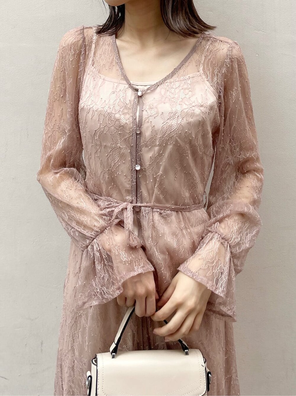 ブラウン系のワンピース、ベージュ系のその他アウター、ベージュ系のブーツを着用したレディースの夏コーディネートの9枚目の写真