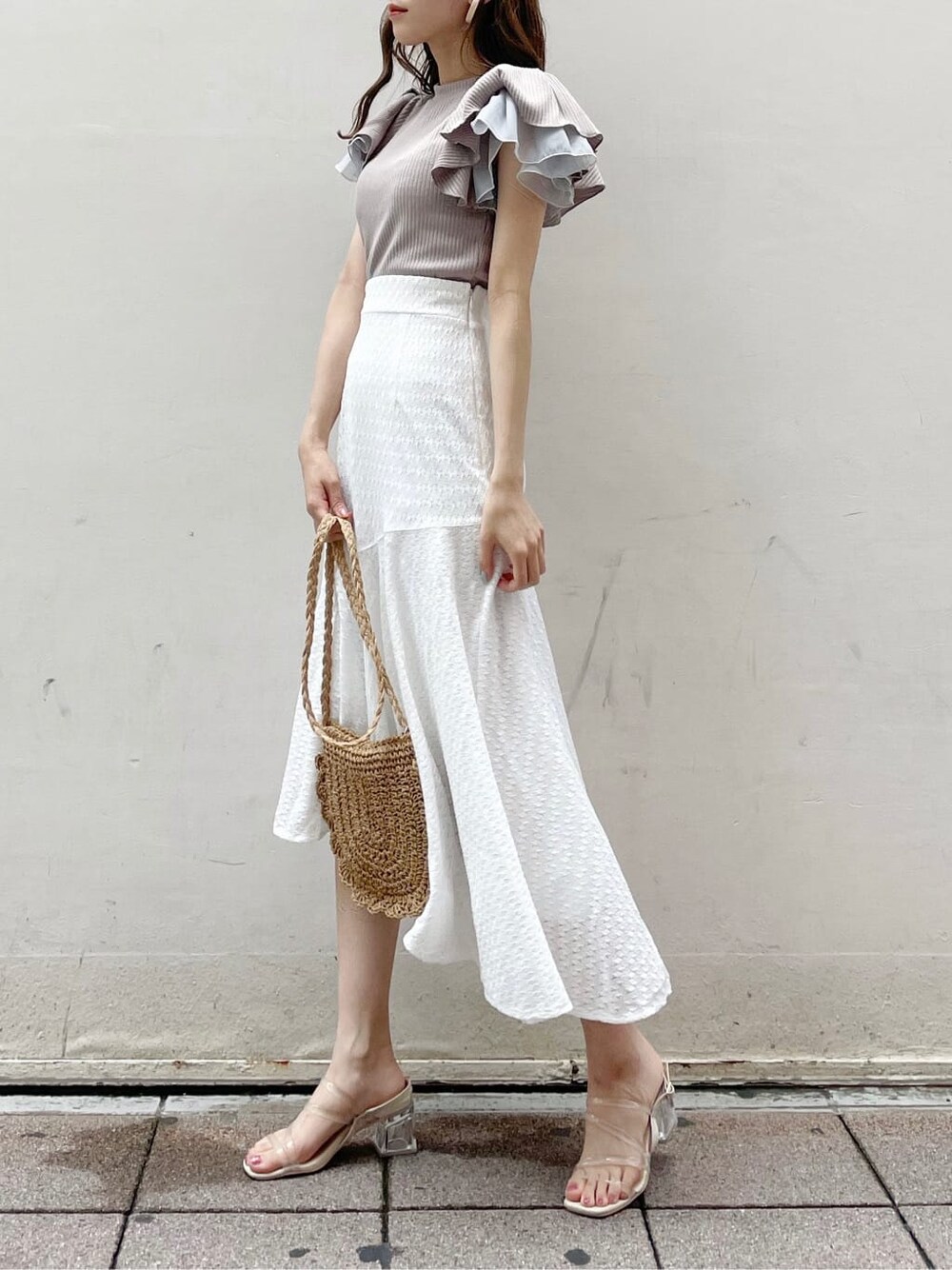 ホワイト系のスカート、その他のサンダル、グレー系のTシャツ/カットソーを着用したレディースの夏コーディネートの2枚目の写真