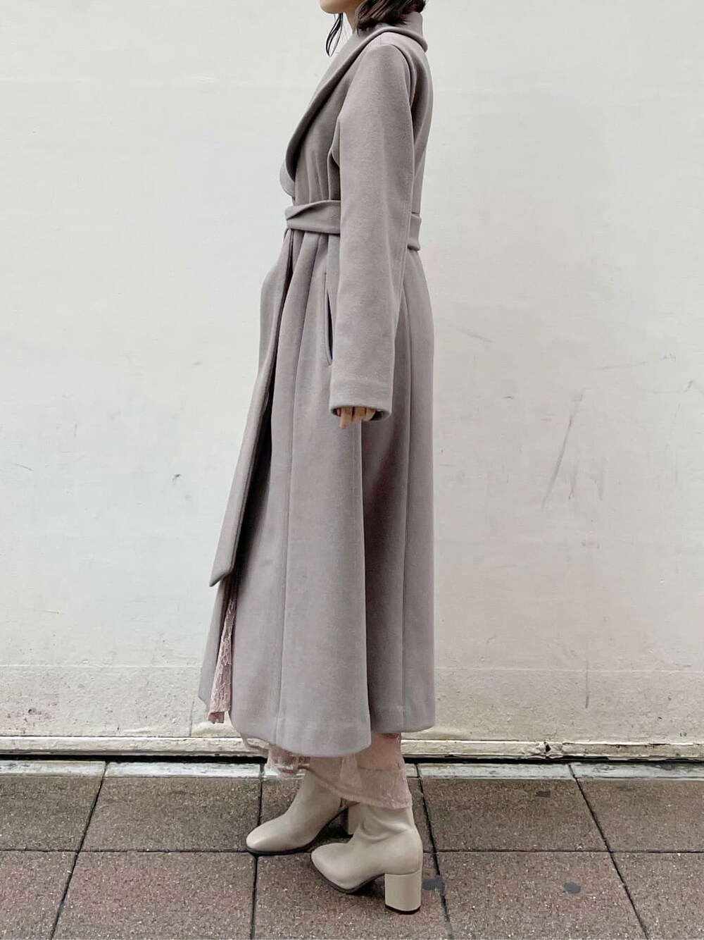 ブラウン系のワンピース、ベージュ系のその他アウター、ベージュ系のブーツを着用したレディースの夏コーディネートの2枚目の写真