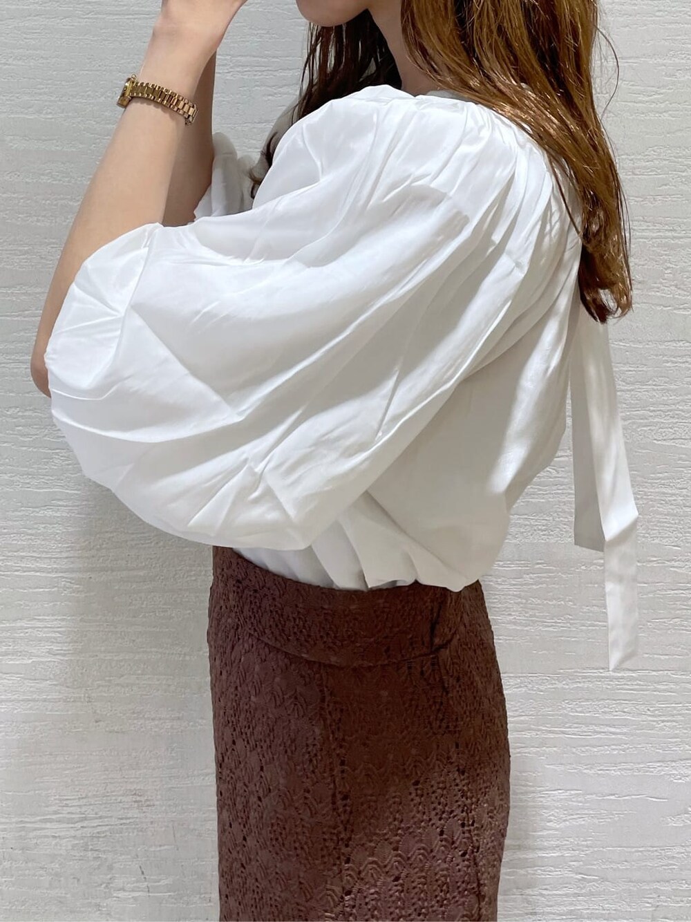 ブラウン系のスカート、ブラウン系のスカート、ホワイト系のシャツ/ブラウスを着用したレディースの夏コーディネートの7枚目の写真