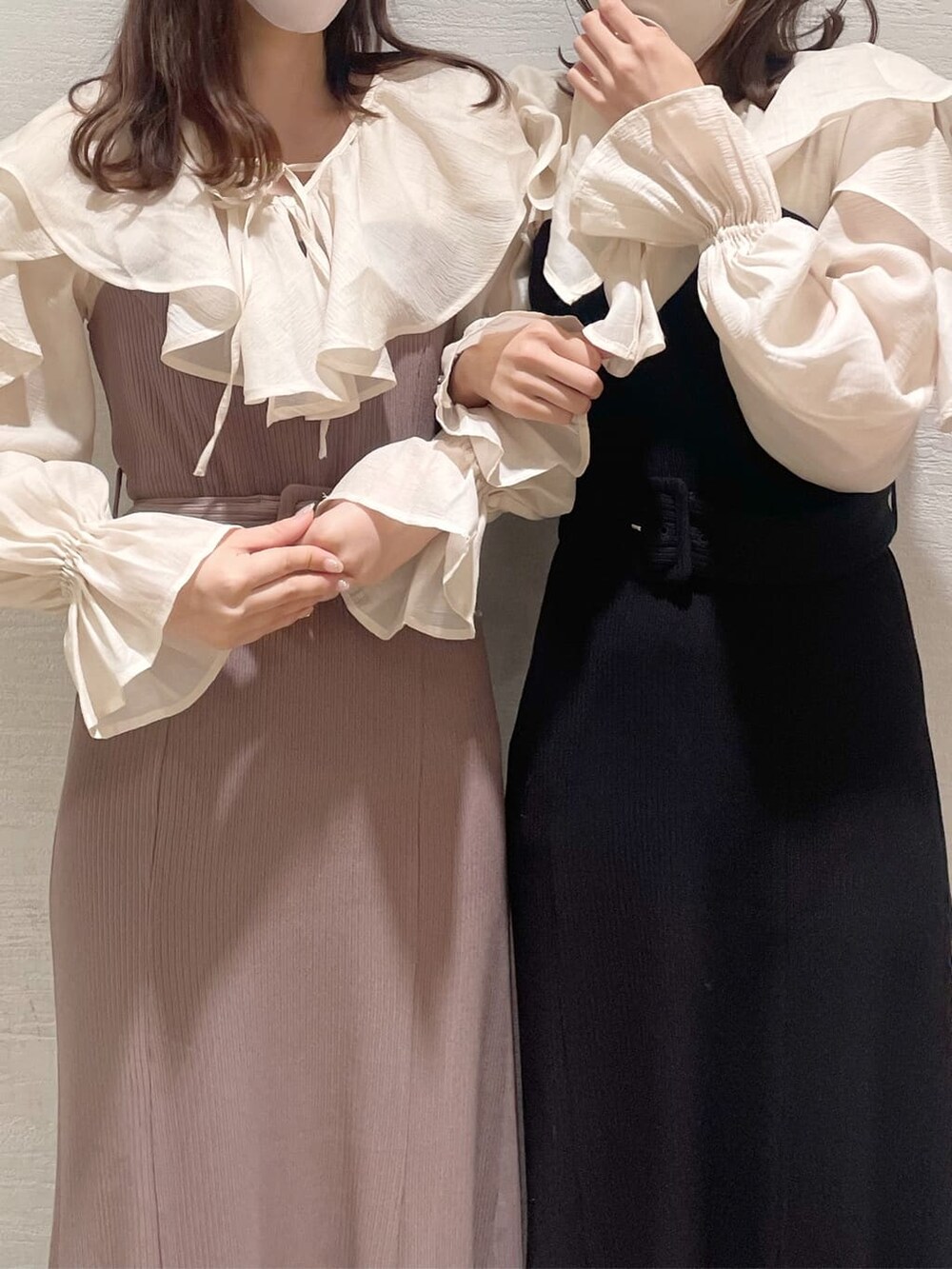 ベージュ系のブーツ、ブラック系のブーツ、ブラック系のワンピースを着用したレディースの秋コーディネートの4枚目の写真