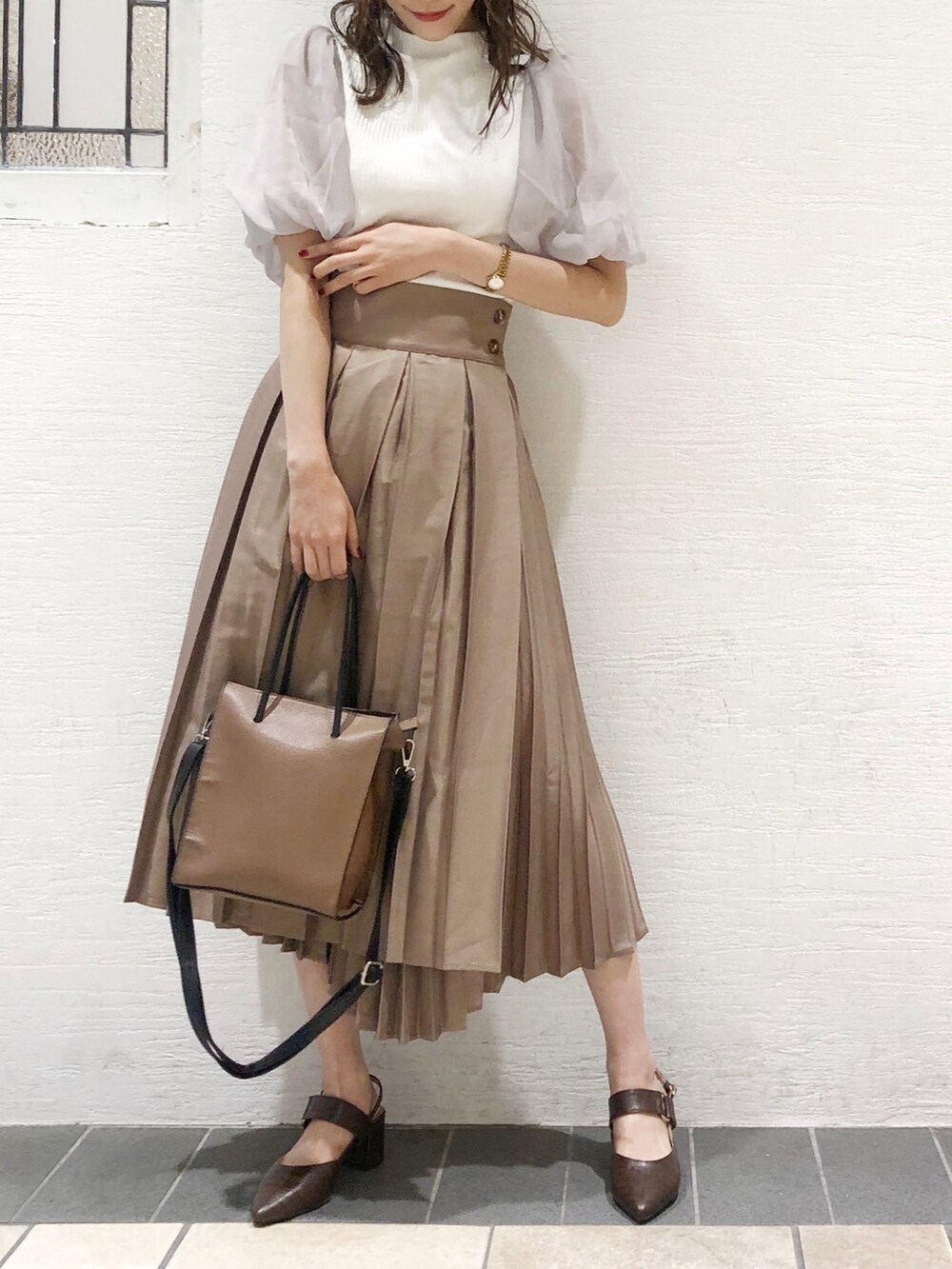 ブラウン系のパンプス、ベージュ系のスカート、ホワイト系のTシャツ/カットソーを着用したレディースの夏コーディネートの4枚目の写真