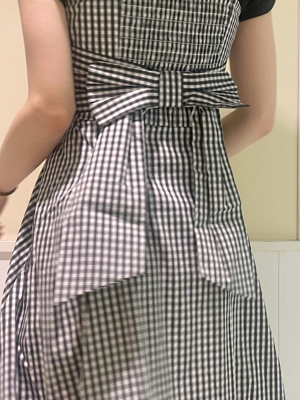 ブラック系のTシャツ/カットソー、その他のワンピース、ブラック系のサンダルを着用したレディースの夏コーディネートの5枚目の写真