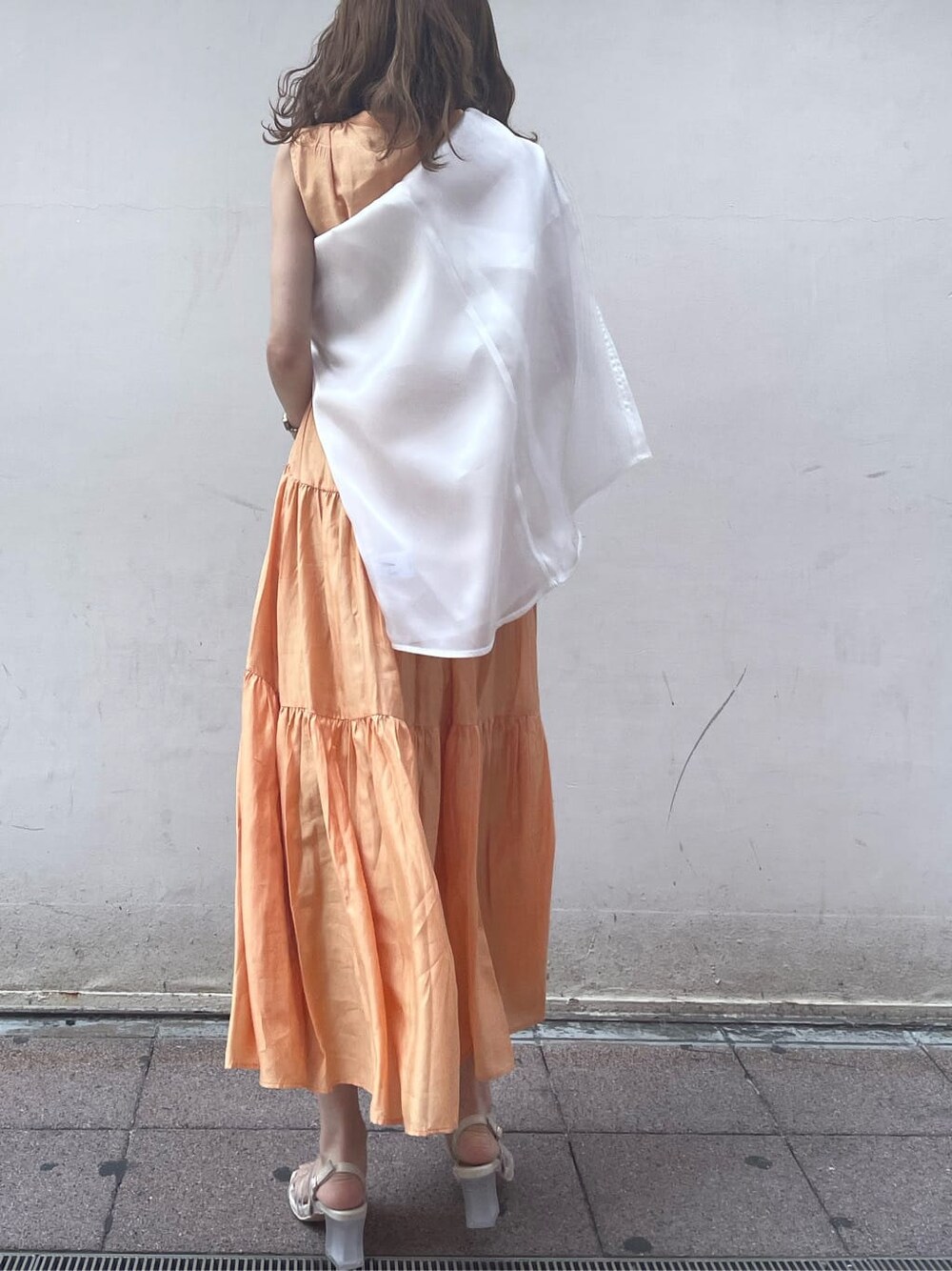 ホワイト系のシャツ/ブラウス、パープル系のサンダル、オレンジ系のワンピースを着用したレディースの春コーディネートの3枚目の写真