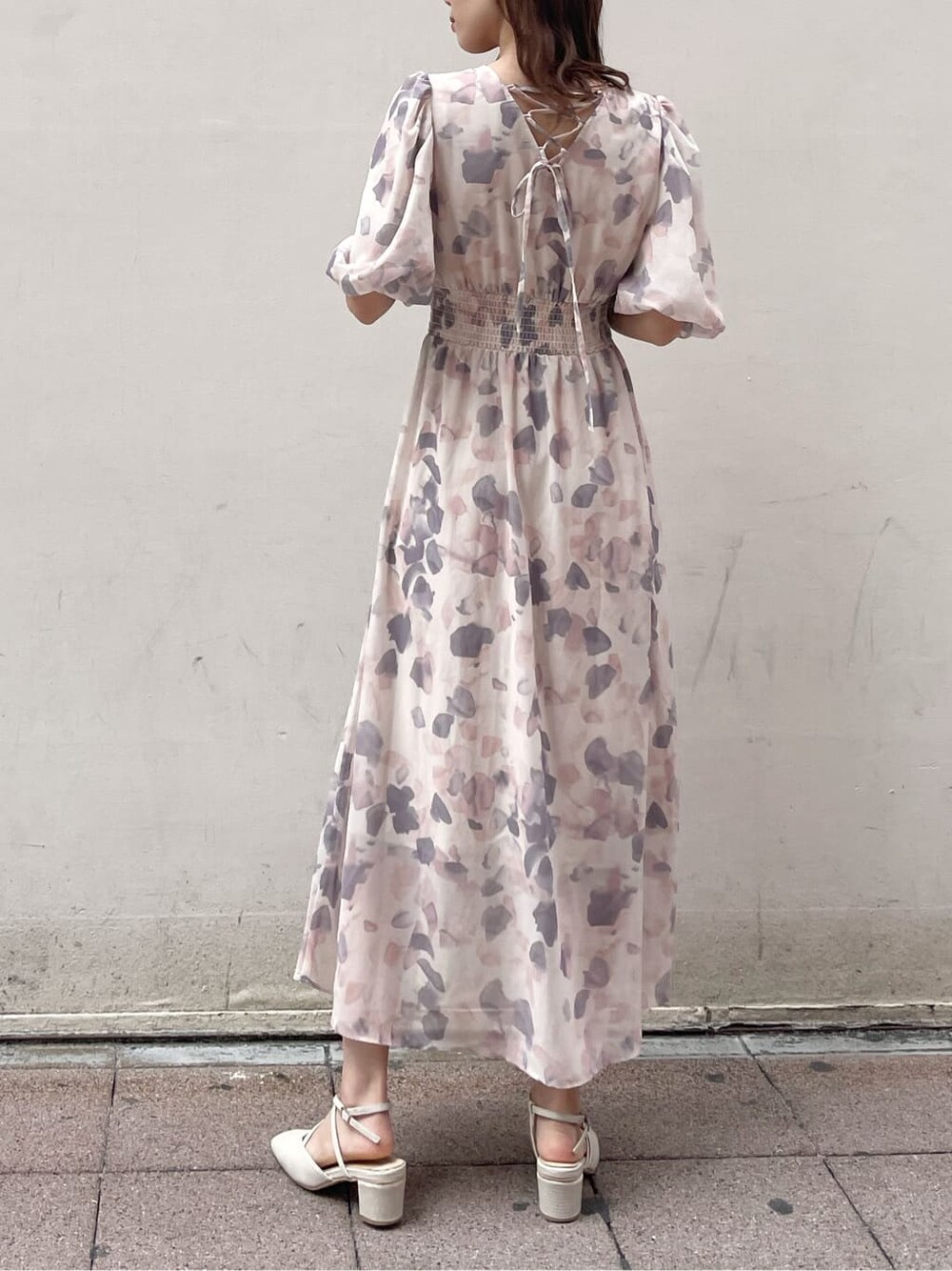 ピンク系のワンピース、ベージュ系のシャツ/ブラウス、ホワイト系のパンプスを着用したレディースの春コーディネートの3枚目の写真