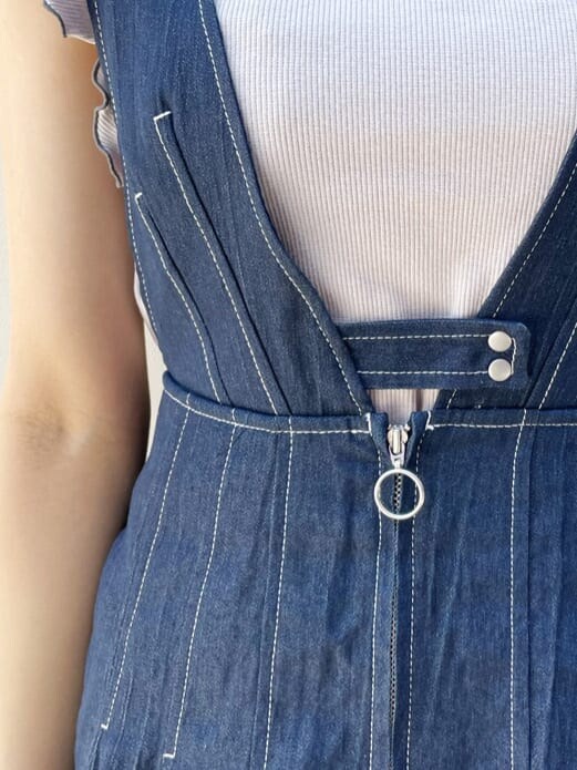 ブラック系のサンダル、ブルー系のジャンパースカート、グレー系のTシャツ/カットソーを着用したレディースの夏コーディネートの7枚目の写真