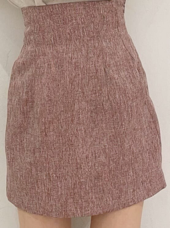 レッド系のスカート、ベージュ系のブーツ、ピンク系のニット/セーターを着用したレディースの夏コーディネートの6枚目の写真