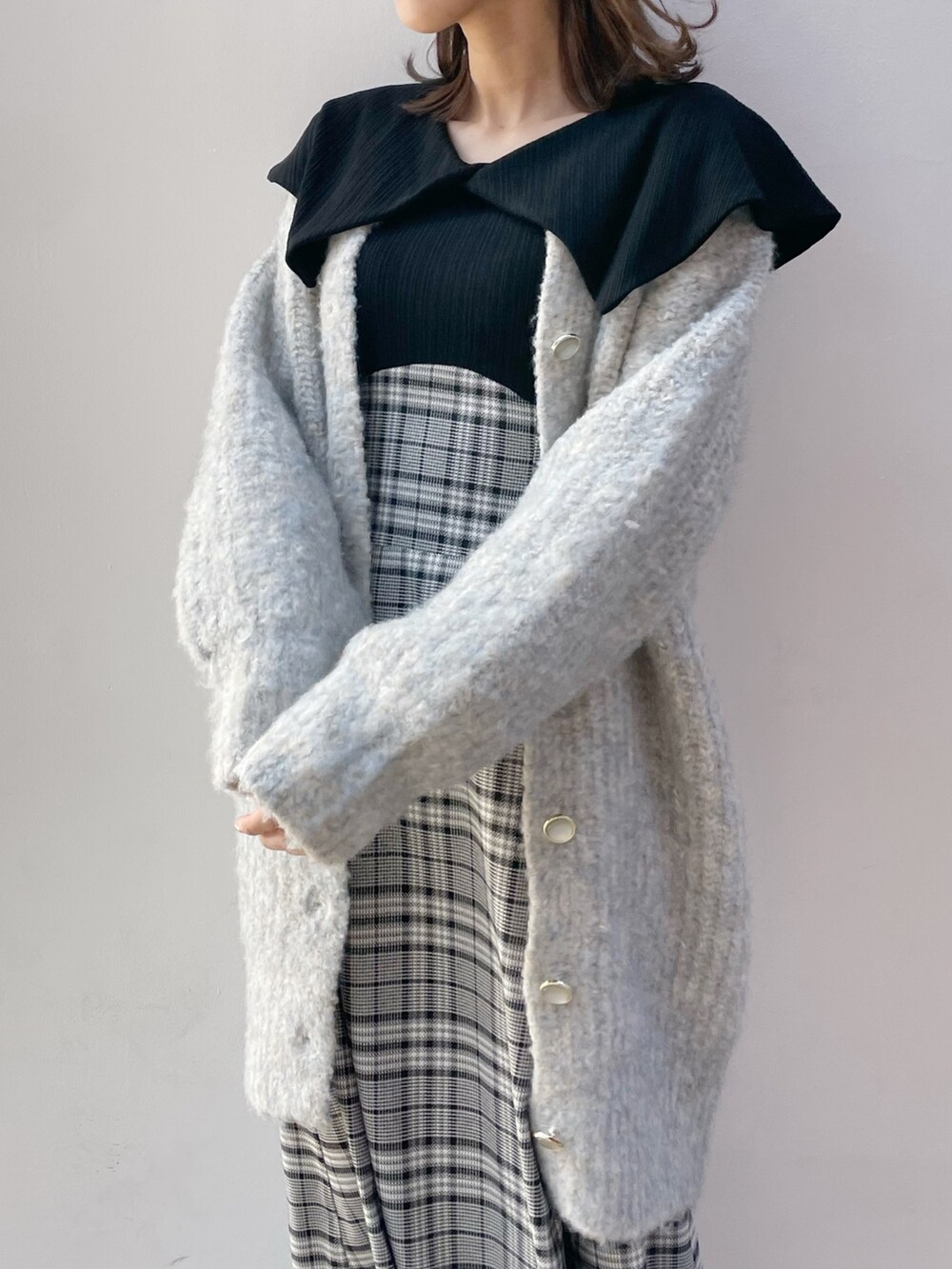 ブルー系のカーディガン/ボレロ、グレー系のワンピース、ブラック系のブーツを着用したレディースの冬コーディネートの4枚目の写真