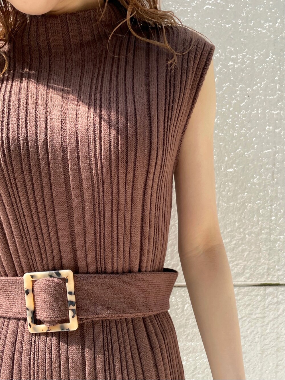 ベージュ系のトレンチコート、ホワイト系のパンプスを着用したレディースの春コーディネートの8枚目の写真