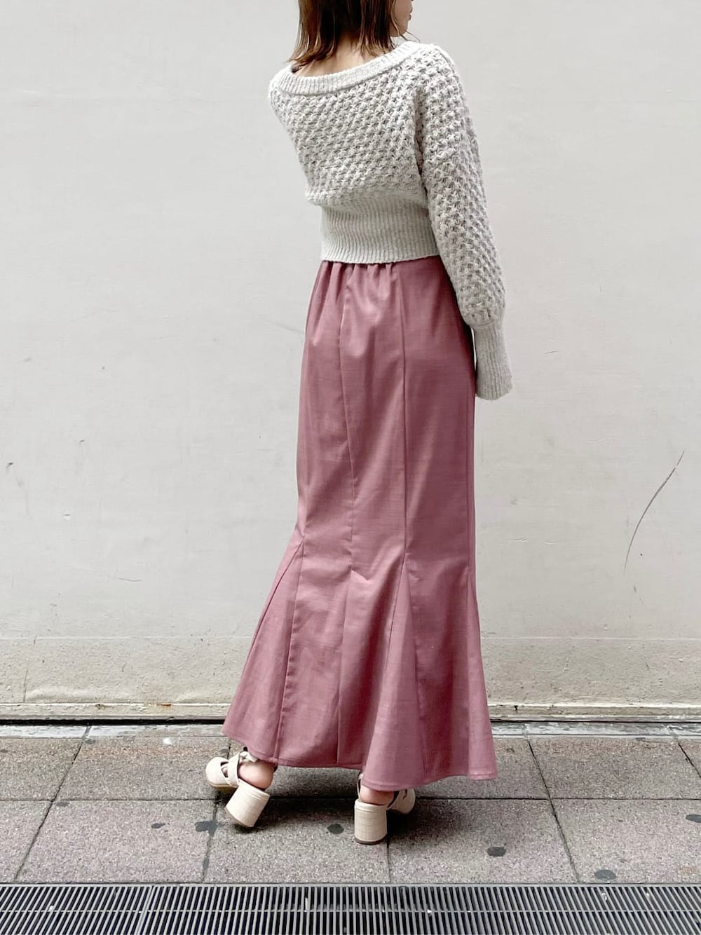 ホワイト系のワンピース、ピンク系のスカートを着用したレディースの秋コーディネートの3枚目の写真