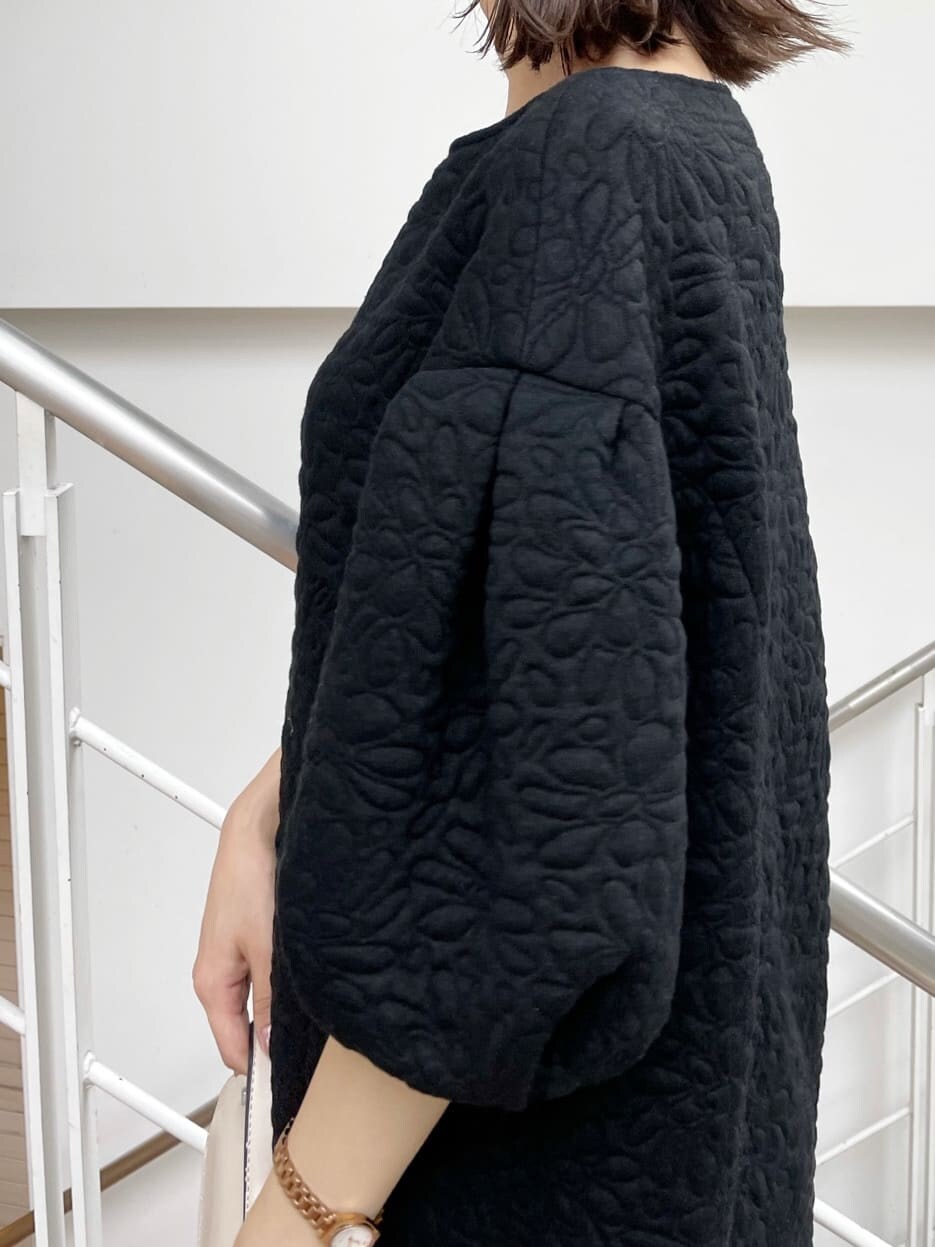 ブラック系のチュニック、ホワイト系のその他アウター、ブラック系のブーツを着用したレディースの夏コーディネートの9枚目の写真