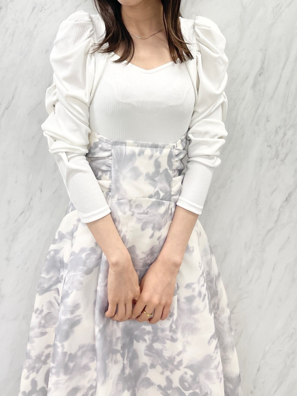 ホワイト系のワンピース、ブラック系のパンプスを着用したレディースの秋コーディネートの5枚目の写真