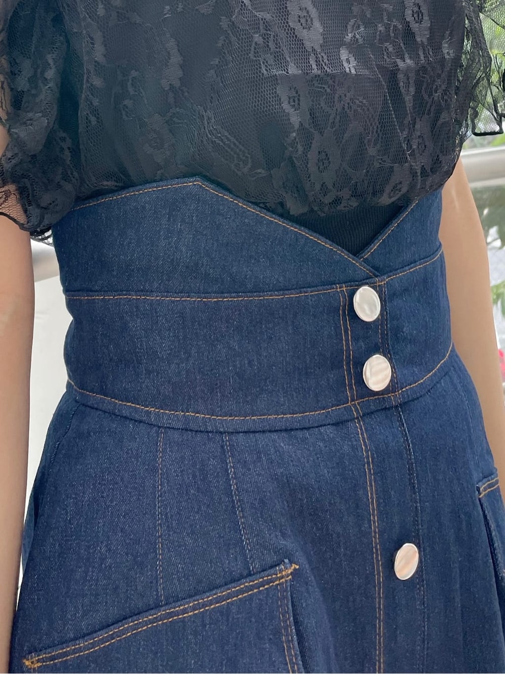 ブラック系のハンドバッグ、ブラック系のシャツ/ブラウス、ブルー系のスカートを着用したレディースの夏コーディネートの9枚目の写真