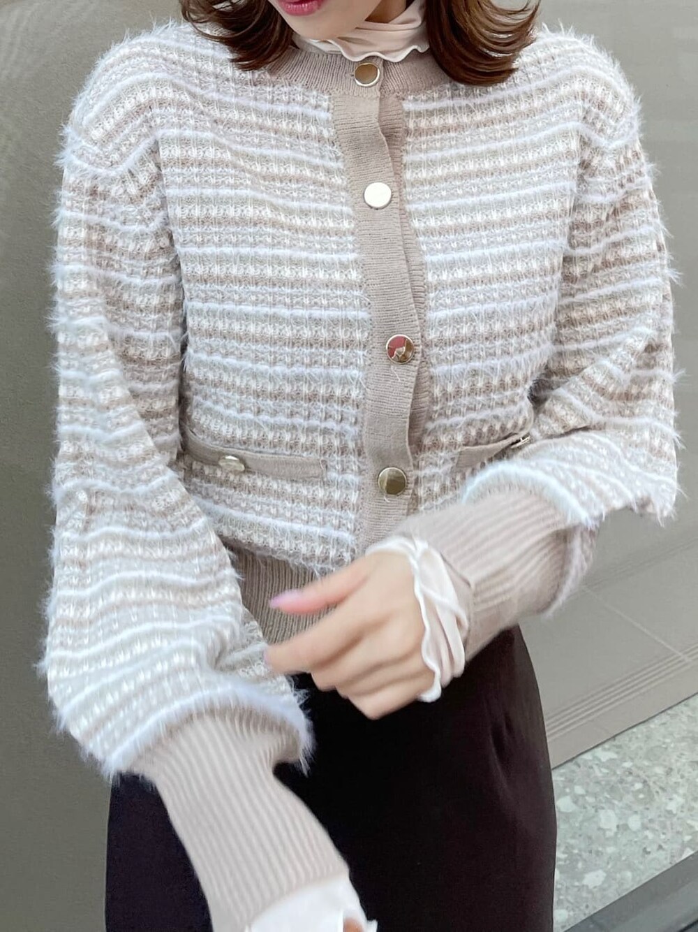 ブラウン系のスカート、ブラック系のブーツ、ベージュ系のカーディガン/ボレロを着用したレディースの秋コーディネートの5枚目の写真