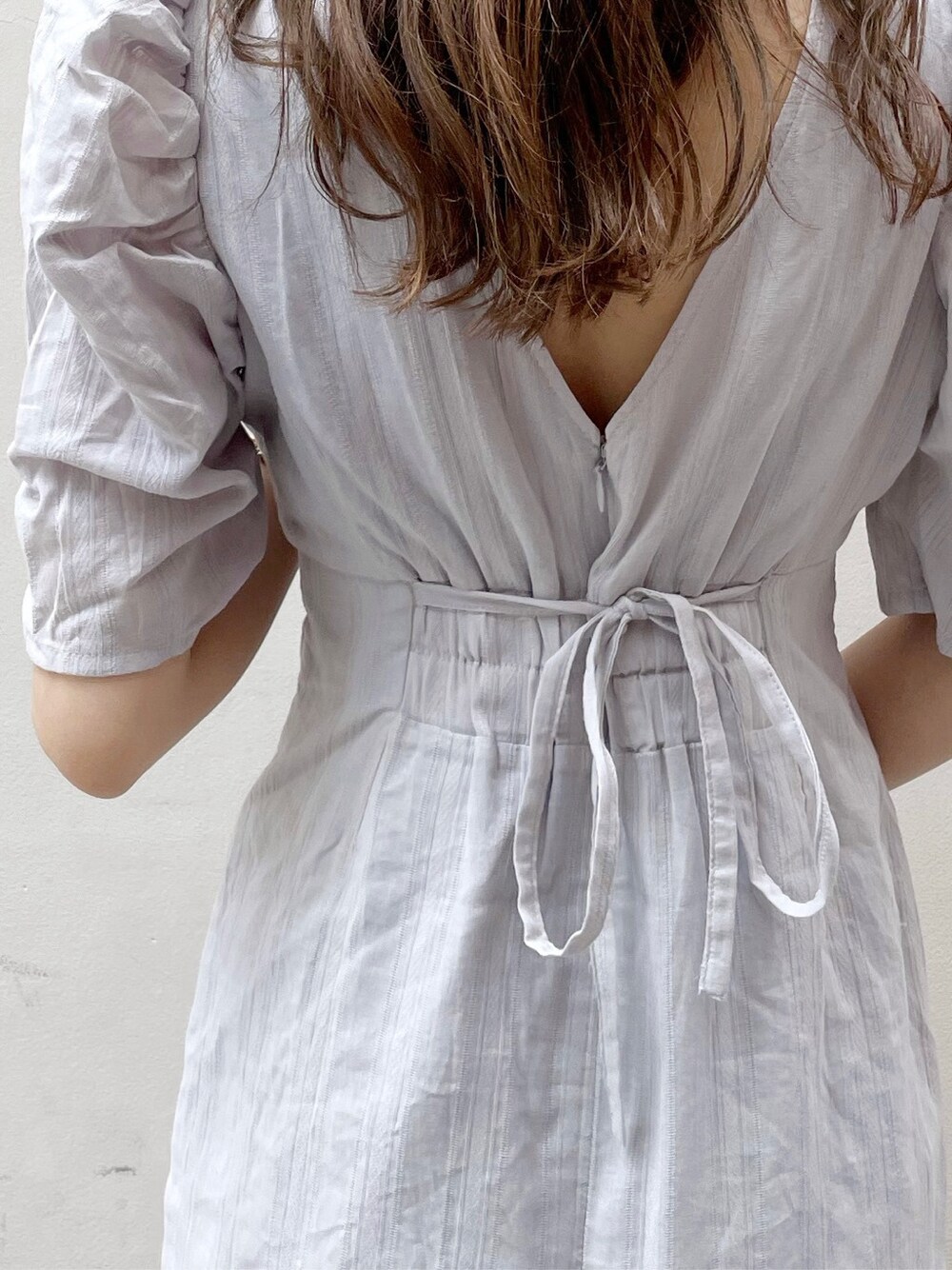 ブルー系のワンピース、その他のサンダルを着用したレディースの春コーディネートの7枚目の写真