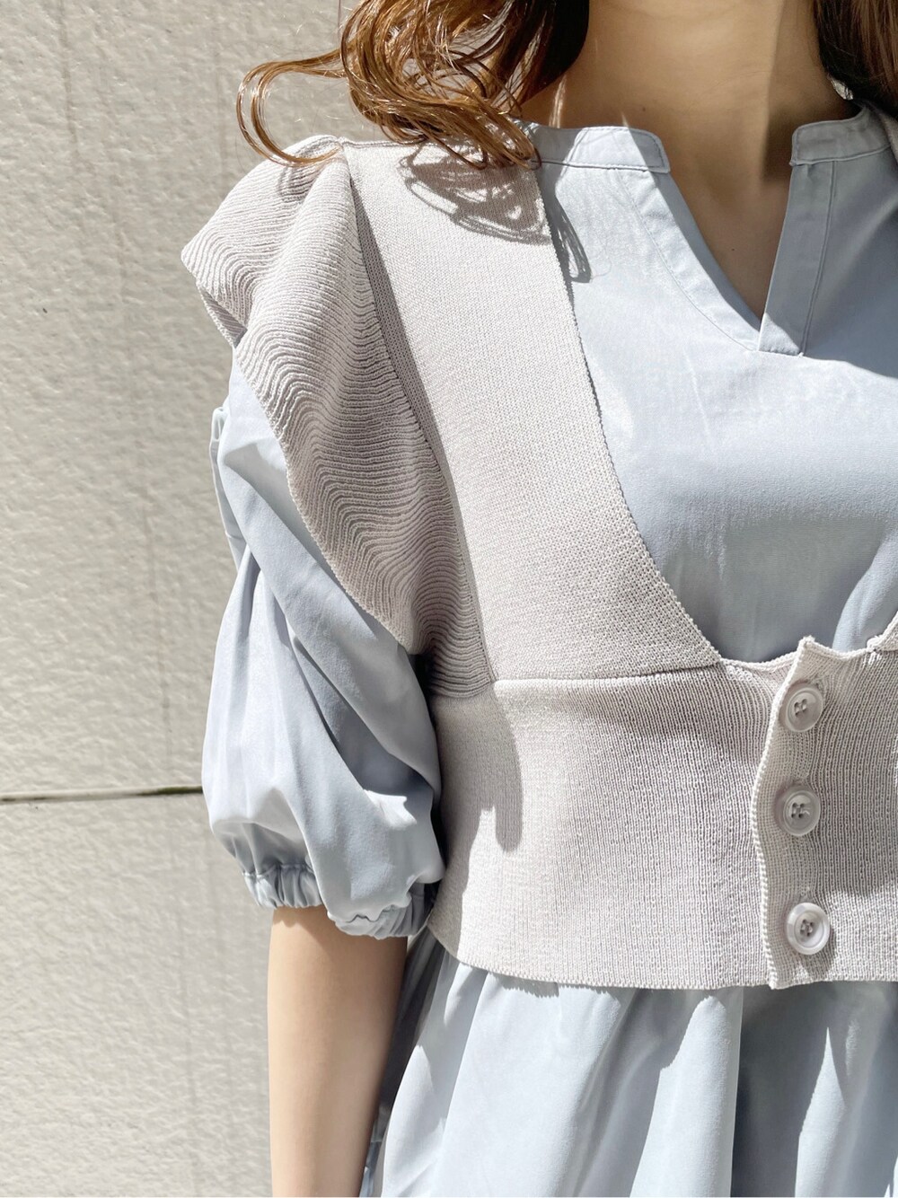 ホワイト系のスニーカー、ホワイト系のショルダーバッグ、ブルー系のチュニックを着用したレディースの春コーディネートの8枚目の写真