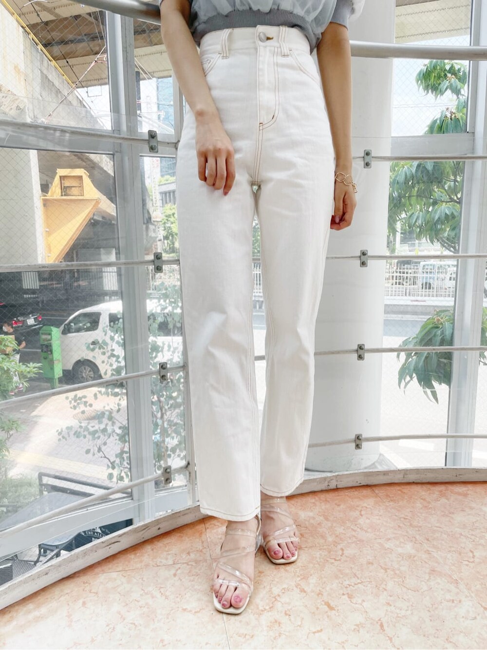 ホワイト系のデニムパンツ、その他のサンダル、ブルー系のニット/セーターを着用したレディースの夏コーディネートの10枚目の写真