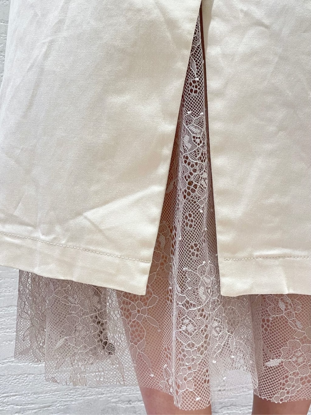 その他のサンダル、ホワイト系のスカート、その他のサンダルを着用したレディースの夏コーディネートの10枚目の写真