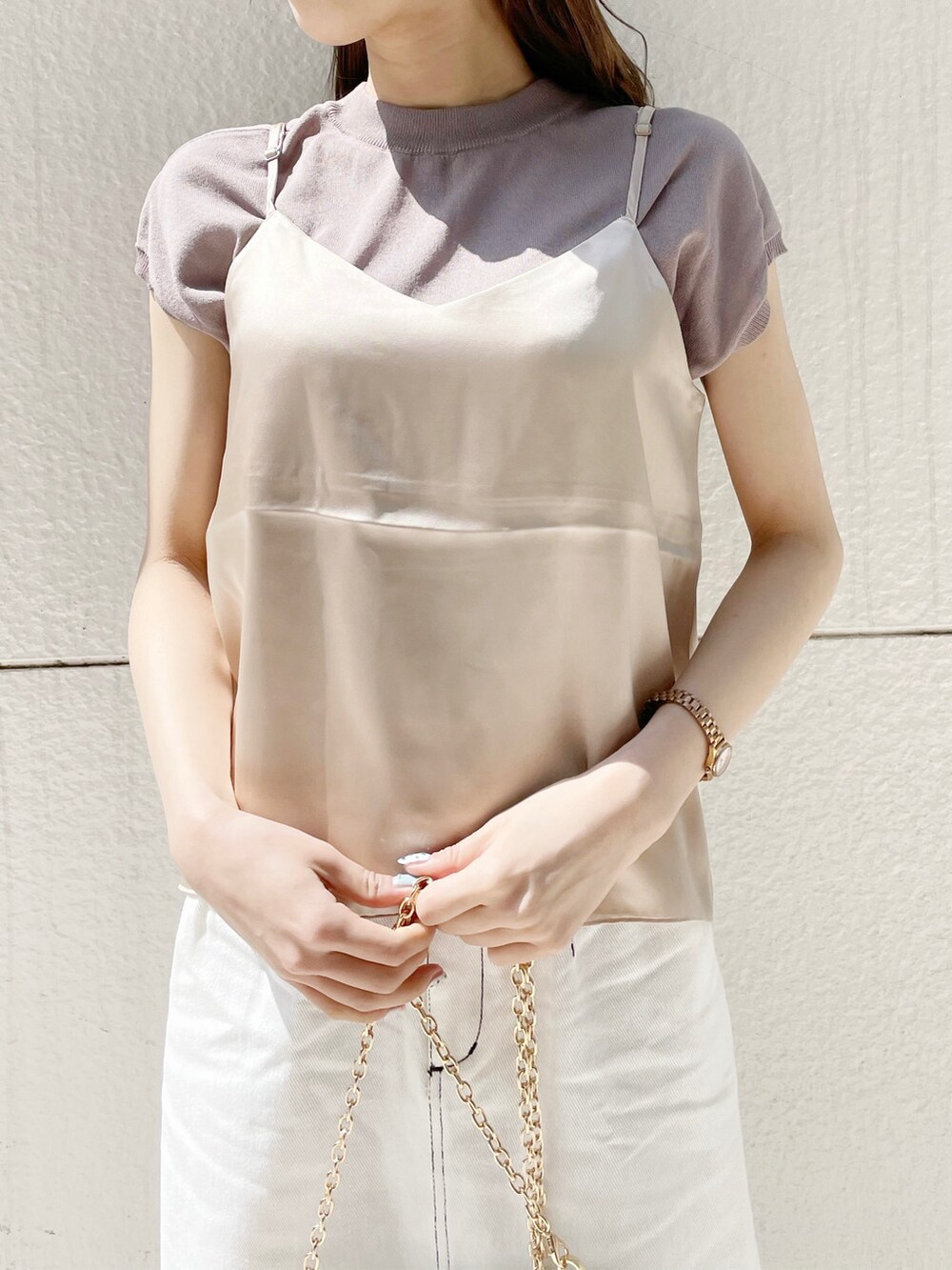 ホワイト系のスカート、ホワイト系のパンプス、ホワイト系のショルダーバッグを着用したレディースの春コーディネートの4枚目の写真