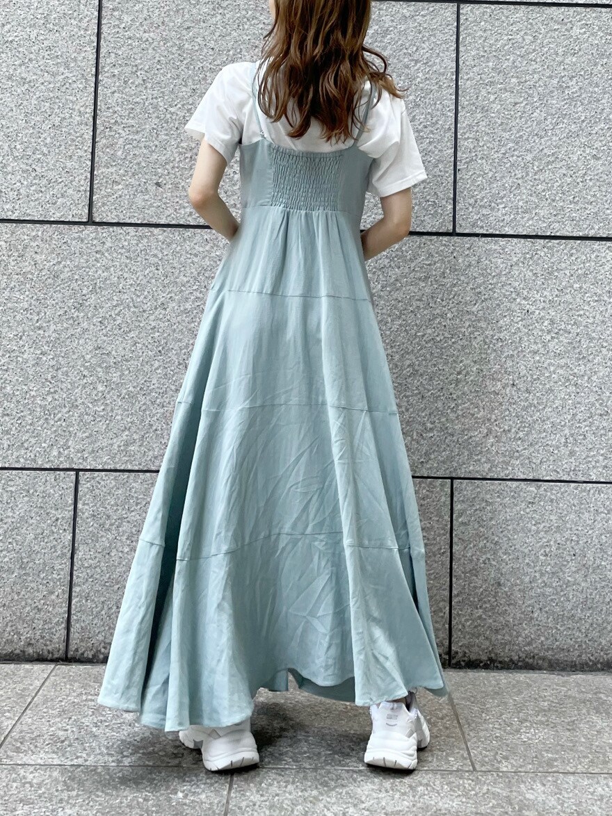 ホワイト系のスニーカー、ブルー系のワンピース、ホワイト系のTシャツ/カットソーを着用したレディースの春コーディネートの3枚目の写真