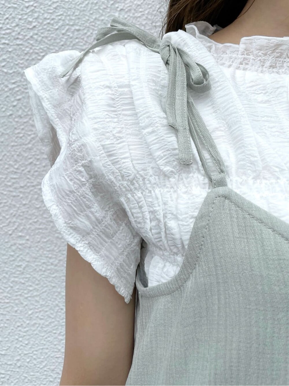 ホワイト系のシャツ/ブラウス、グリーン系のワンピース、その他のサンダルを着用したレディースの夏コーディネートの8枚目の写真