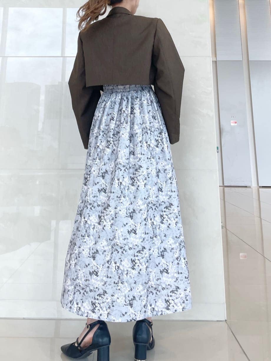 ブラウン系のその他アウター、ブラック系のパンプス、グレー系のワンピースを着用したレディースの秋コーディネートの2枚目の写真