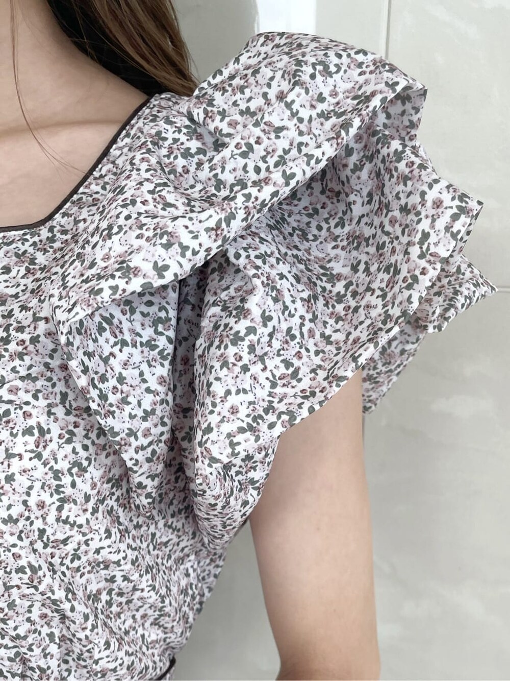 グレー系のパンプス、ホワイト系のワンピースを着用したレディースの秋コーディネートの8枚目の写真