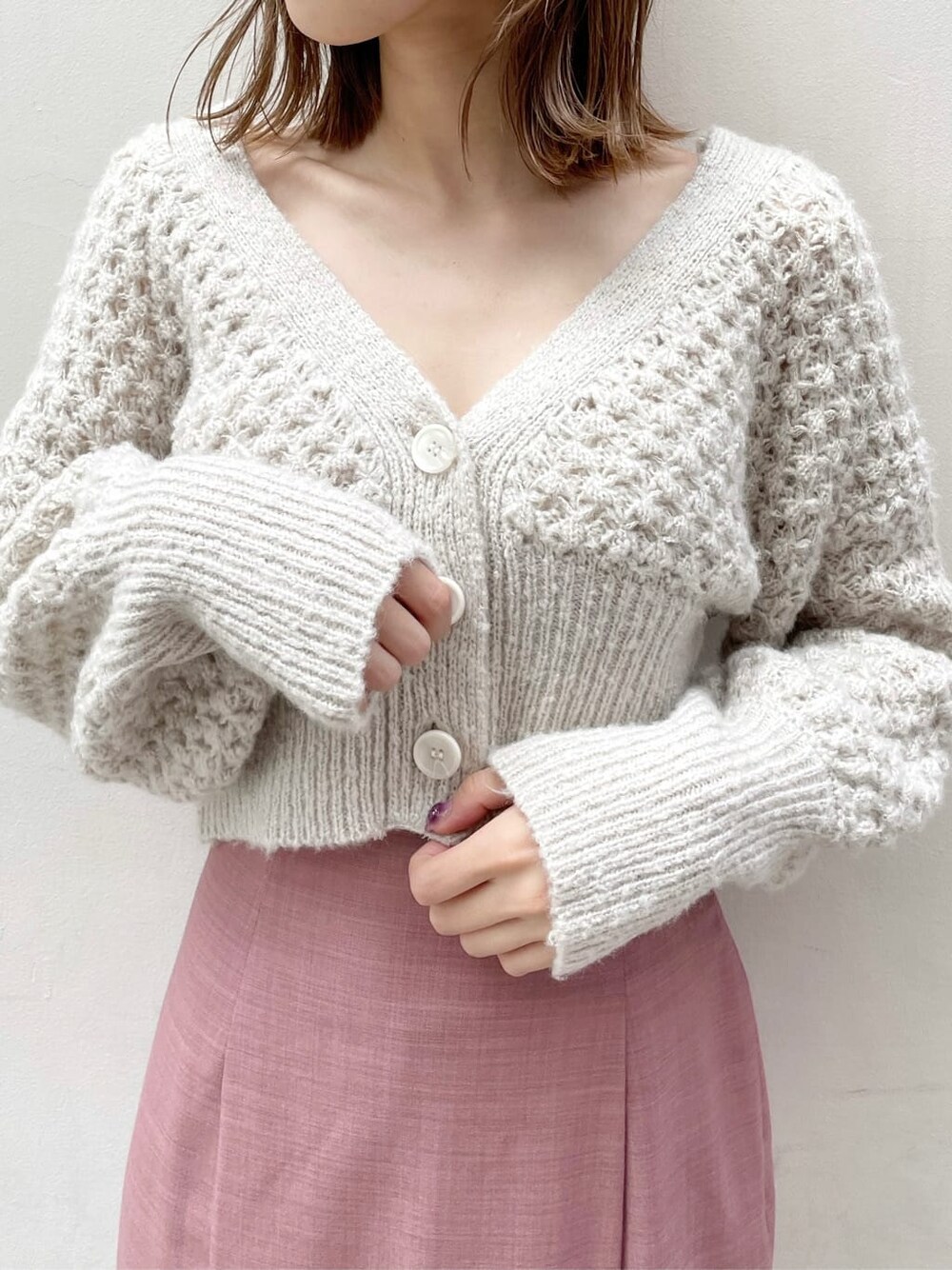 ホワイト系のワンピース、ピンク系のスカートを着用したレディースの秋コーディネートの4枚目の写真