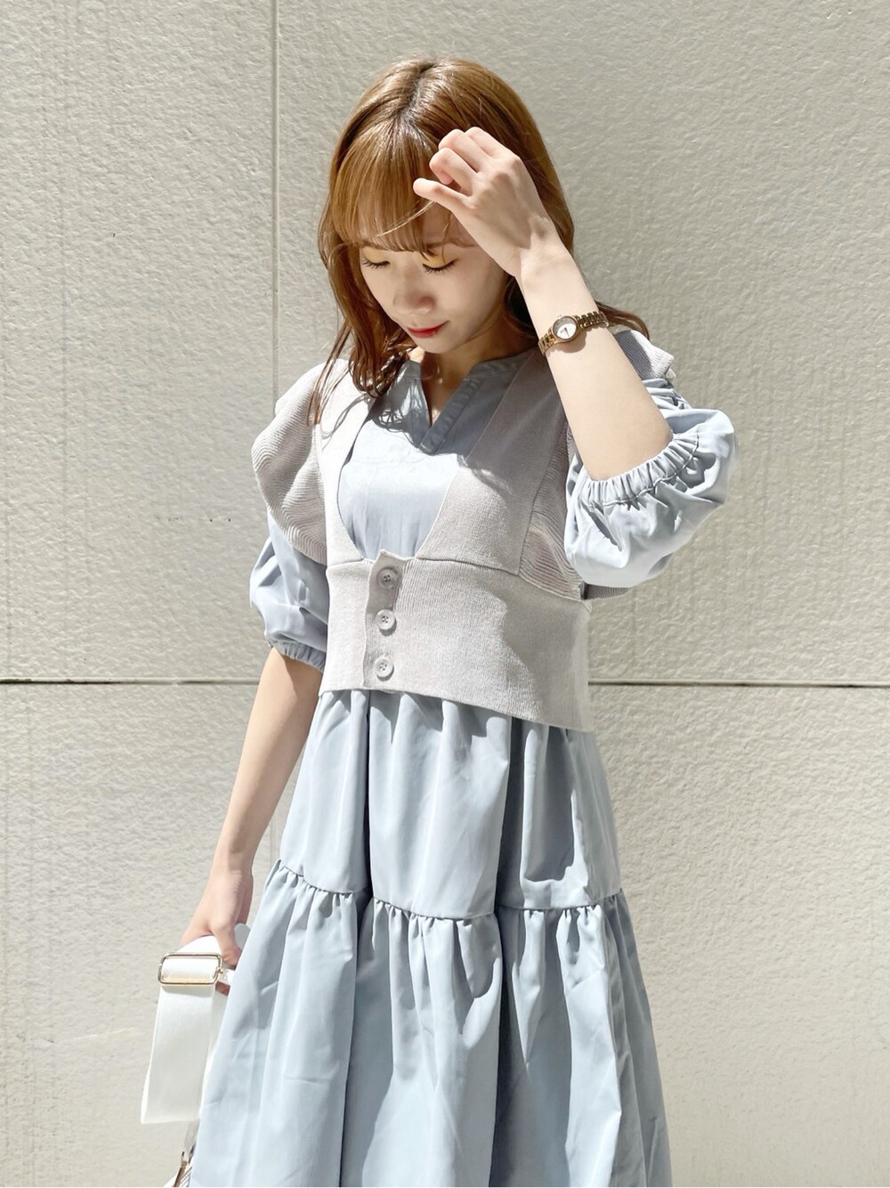 ホワイト系のスニーカー、ホワイト系のショルダーバッグ、ブルー系のチュニックを着用したレディースの春コーディネートの5枚目の写真