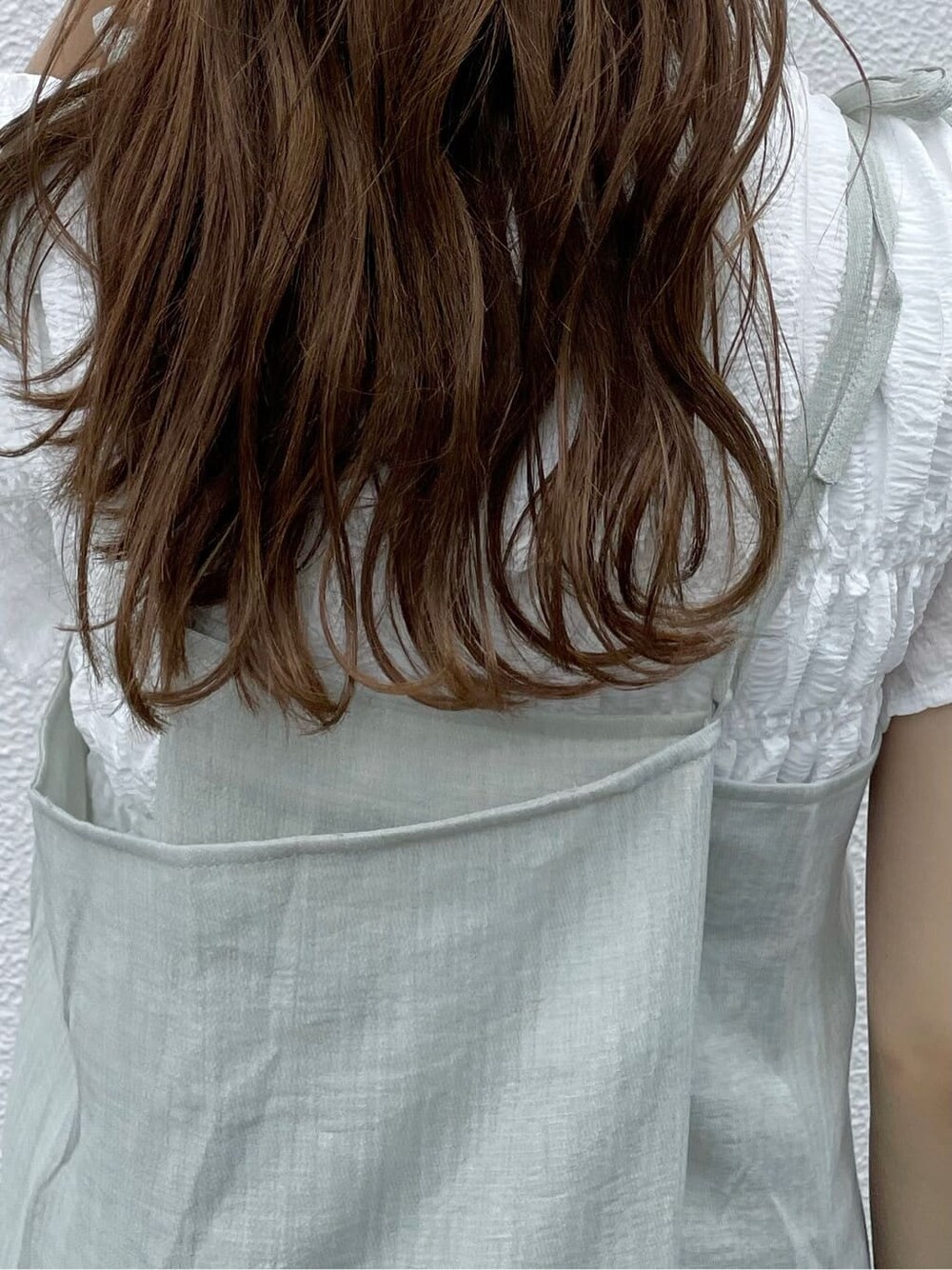 ホワイト系のシャツ/ブラウス、グリーン系のワンピース、その他のサンダルを着用したレディースの夏コーディネートの7枚目の写真