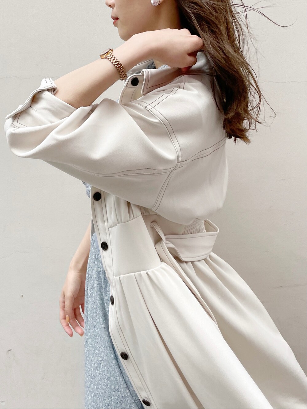 ホワイト系のワンピース、ブルー系のワンピース、その他のサンダルを着用したレディースの春コーディネートの8枚目の写真