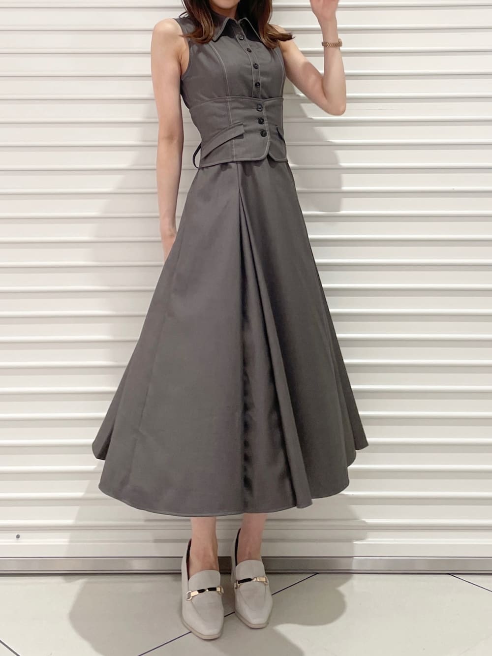 グレー系のワンピース、グレー系のカーディガン/ボレロ、ホワイト系のローファーを着用したレディースの夏コーディネートの4枚目の写真