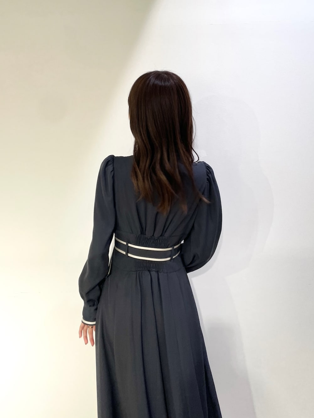 ブルー系のワンピース、ベージュ系のパンプスを着用したレディースの夏コーディネートの5枚目の写真