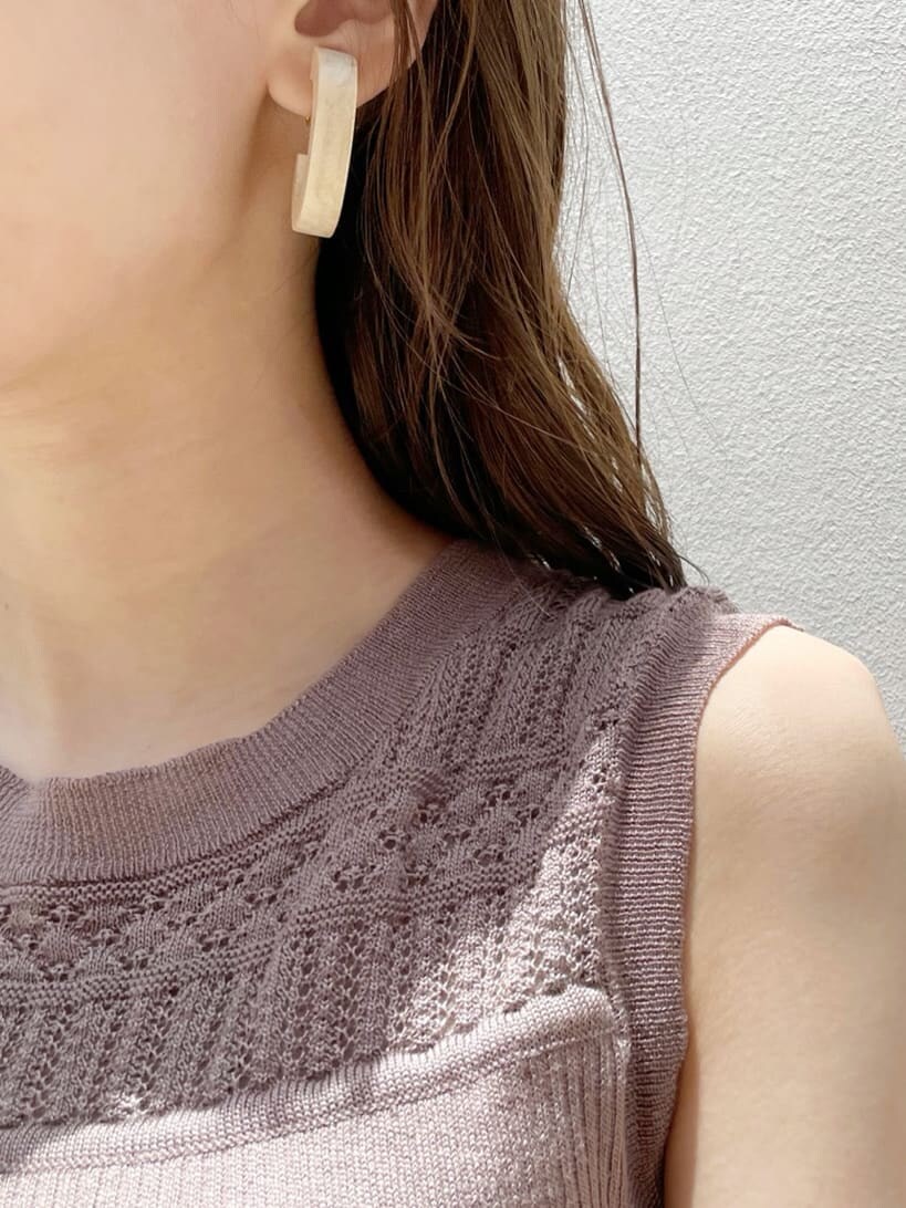 ベージュ系のシャツ/ブラウス、ベージュ系のスカート、その他のサンダルを着用したレディースの夏コーディネートの10枚目の写真