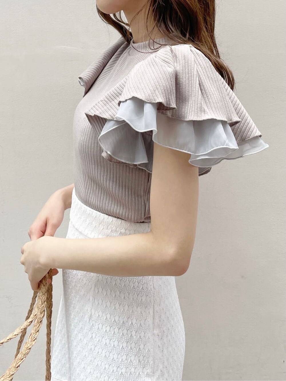 ホワイト系のスカート、その他のサンダル、グレー系のTシャツ/カットソーを着用したレディースの夏コーディネートの6枚目の写真