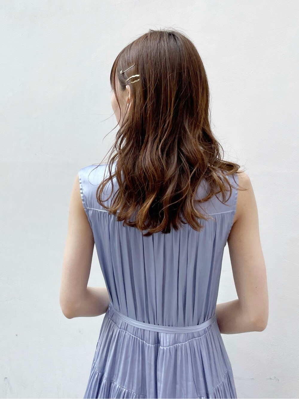 ブルー系のシャツ/ブラウス、ブルー系のワンピース、ホワイト系のパンプスを着用したレディースの春コーディネートの9枚目の写真