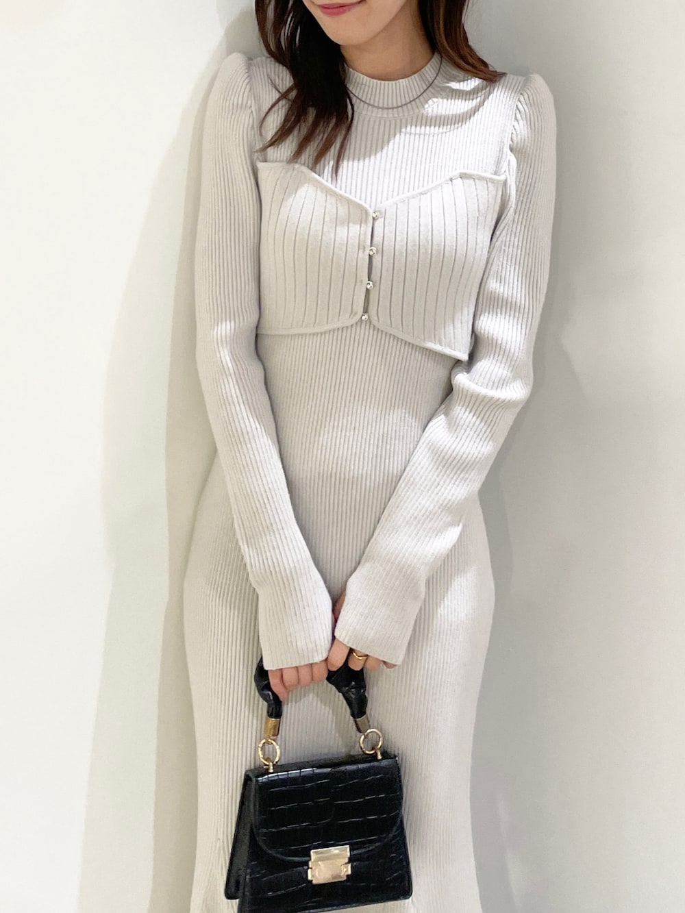 ブラック系のブーツ、グレー系のワンピースを着用したレディースの秋コーディネートの4枚目の写真