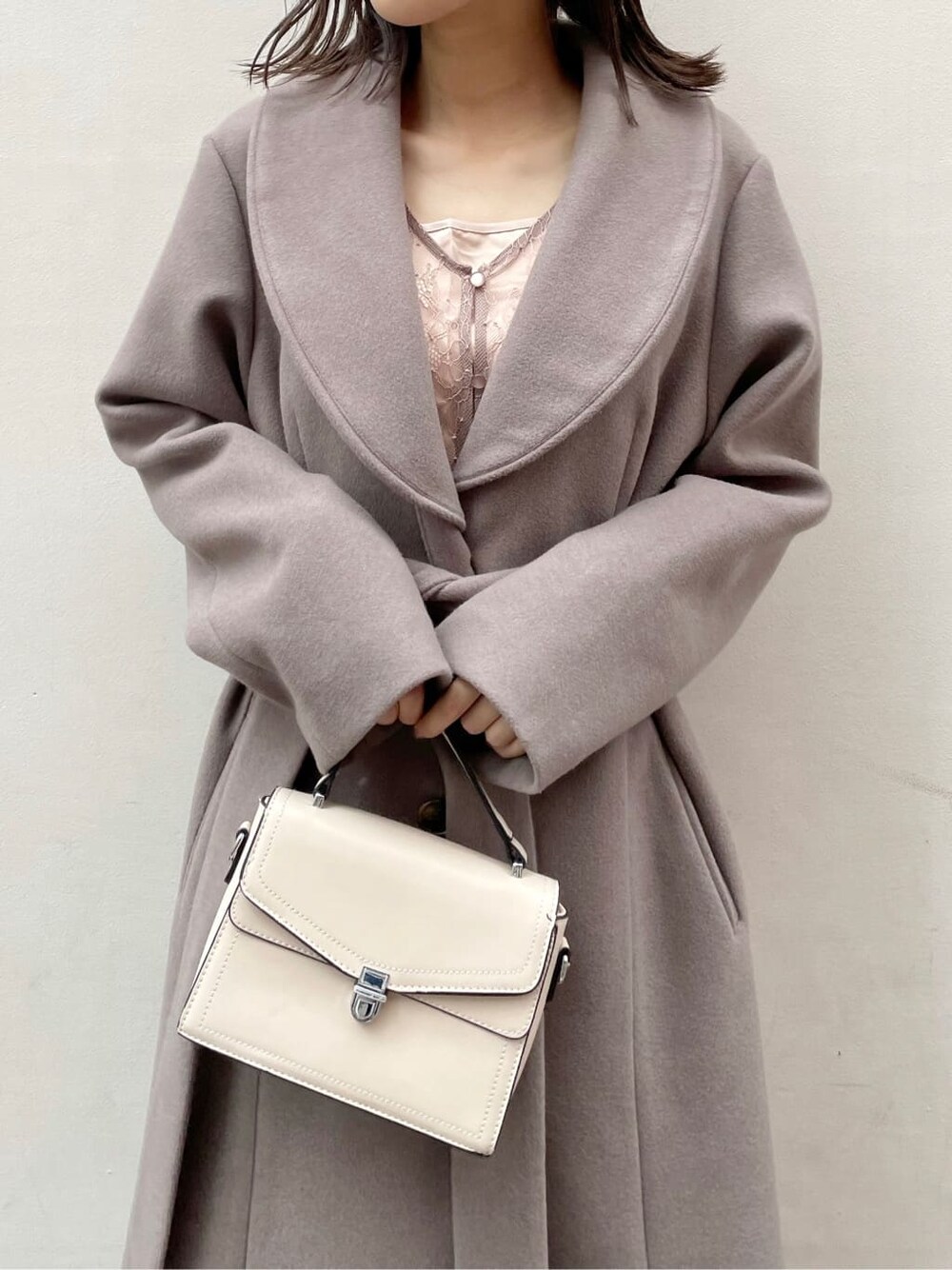 ブラウン系のワンピース、ベージュ系のその他アウター、ベージュ系のブーツを着用したレディースの夏コーディネートの5枚目の写真