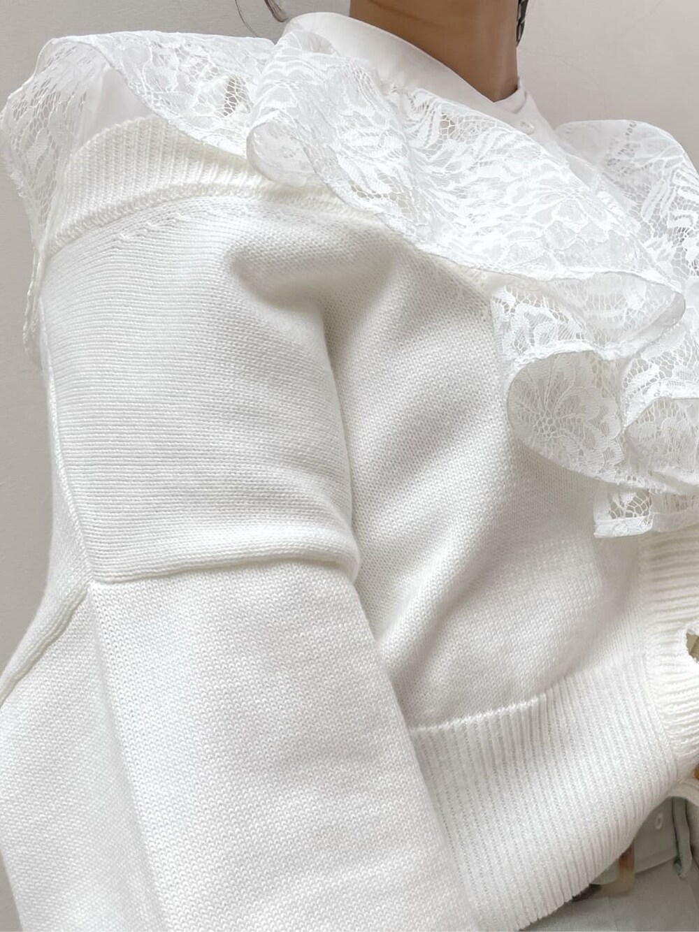 グリーン系のその他パンツ、ホワイト系のシャツ/ブラウス、ホワイト系のカーディガン/ボレロを着用したレディースの冬コーディネートの7枚目の写真