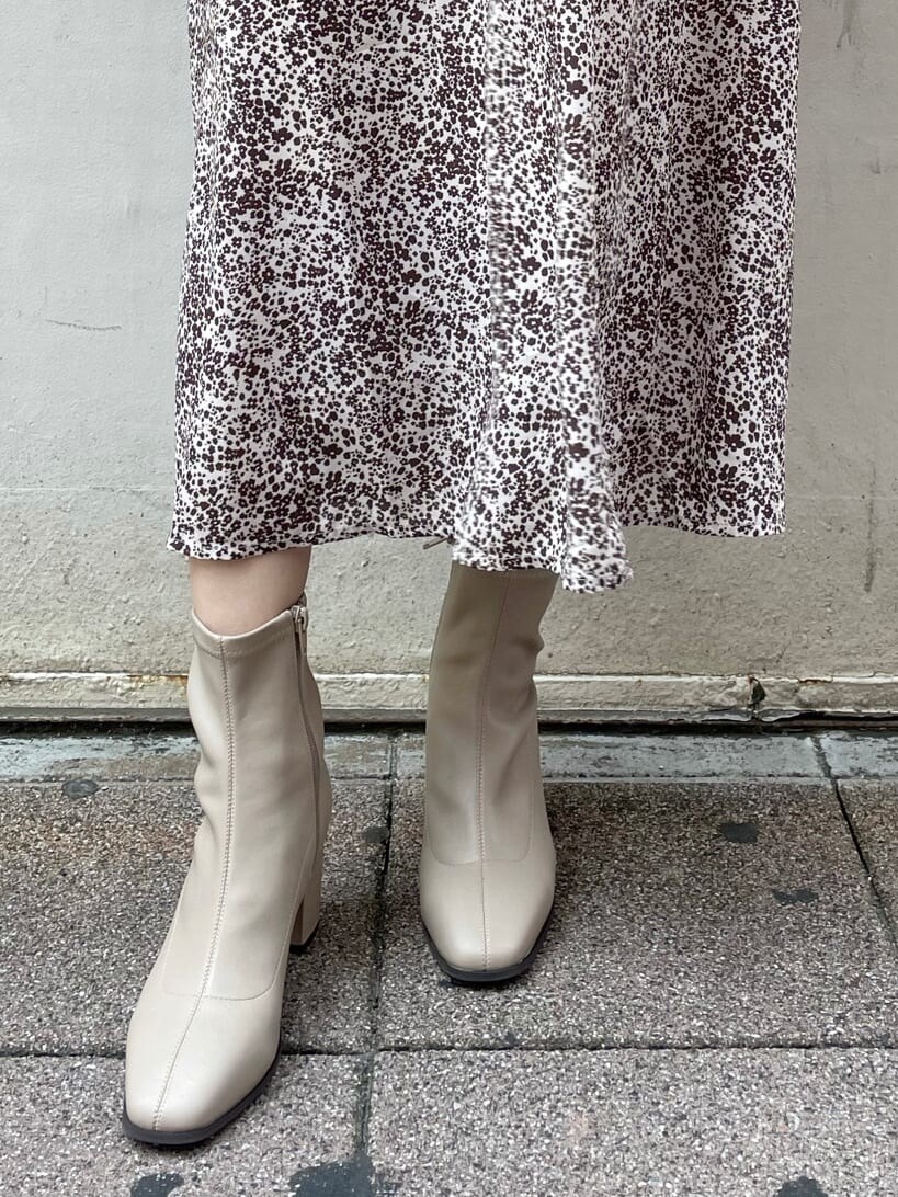 ブラウン系のワンピース、ベージュ系のブーツ、パープル系のニット/セーターを着用したレディースの秋コーディネートの9枚目の写真