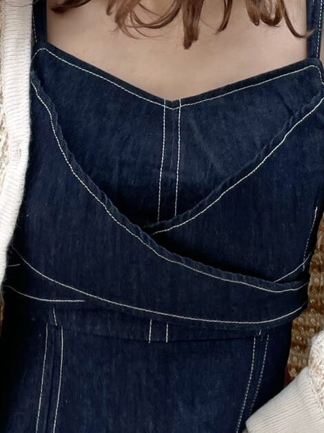 ピンク系のスニーカー、ブルー系のワンピース、ベージュ系のカーディガン/ボレロを着用したレディースの冬コーディネートの10枚目の写真