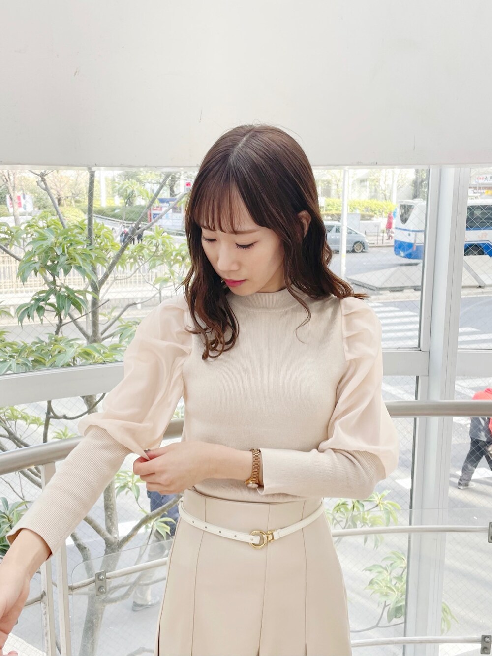 ホワイト系のニット/セーター、ホワイト系のブーツ、ベージュ系のスカートを着用したレディースの冬コーディネートの4枚目の写真