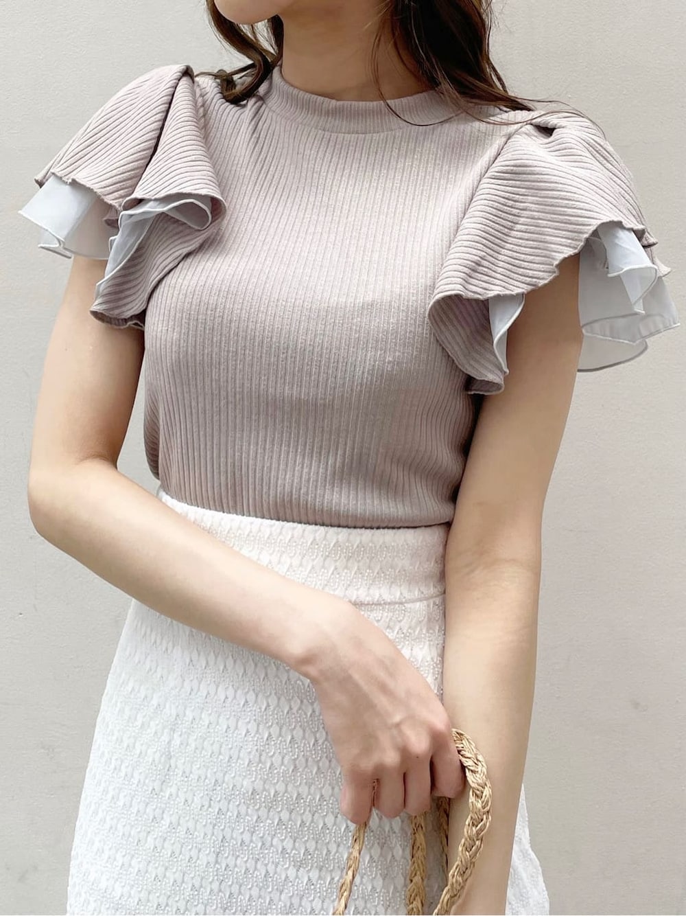 ホワイト系のスカート、その他のサンダル、グレー系のTシャツ/カットソーを着用したレディースの夏コーディネートの5枚目の写真