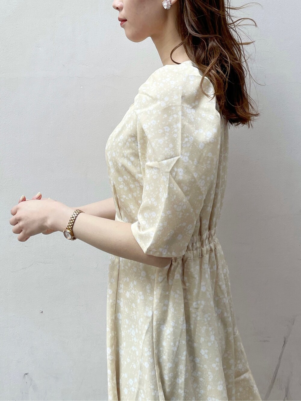 ベージュ系のテーラードジャケット、イエロー系のワンピース、イエロー系のパンプスを着用したレディースの春コーディネートの8枚目の写真