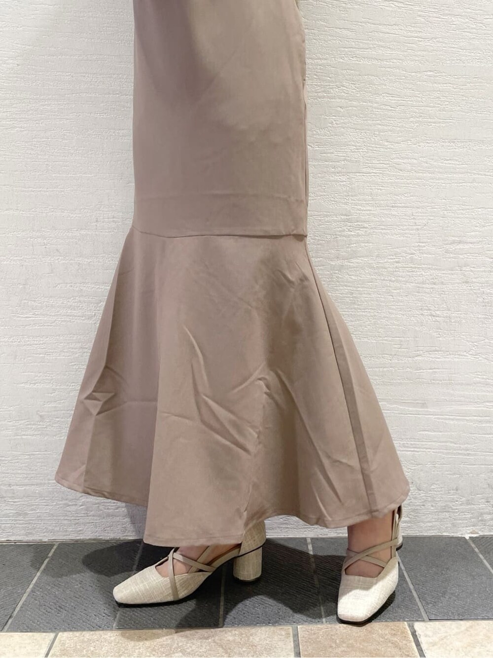 ブラウン系のワンピース、ホワイト系のパンプスを着用したレディースの夏コーディネートの10枚目の写真