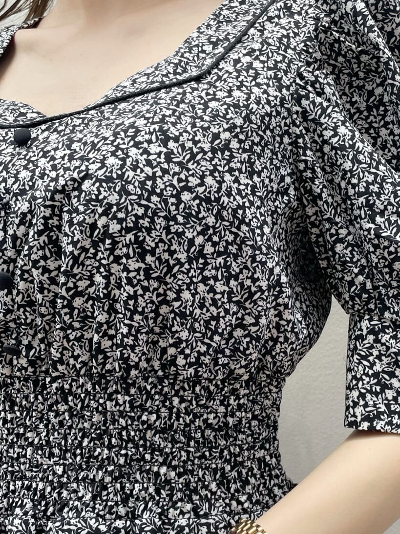 ブルー系のシャツ/ブラウス、ブラウン系のサンダル、ブラック系のワンピースを着用したレディースの夏コーディネートの9枚目の写真