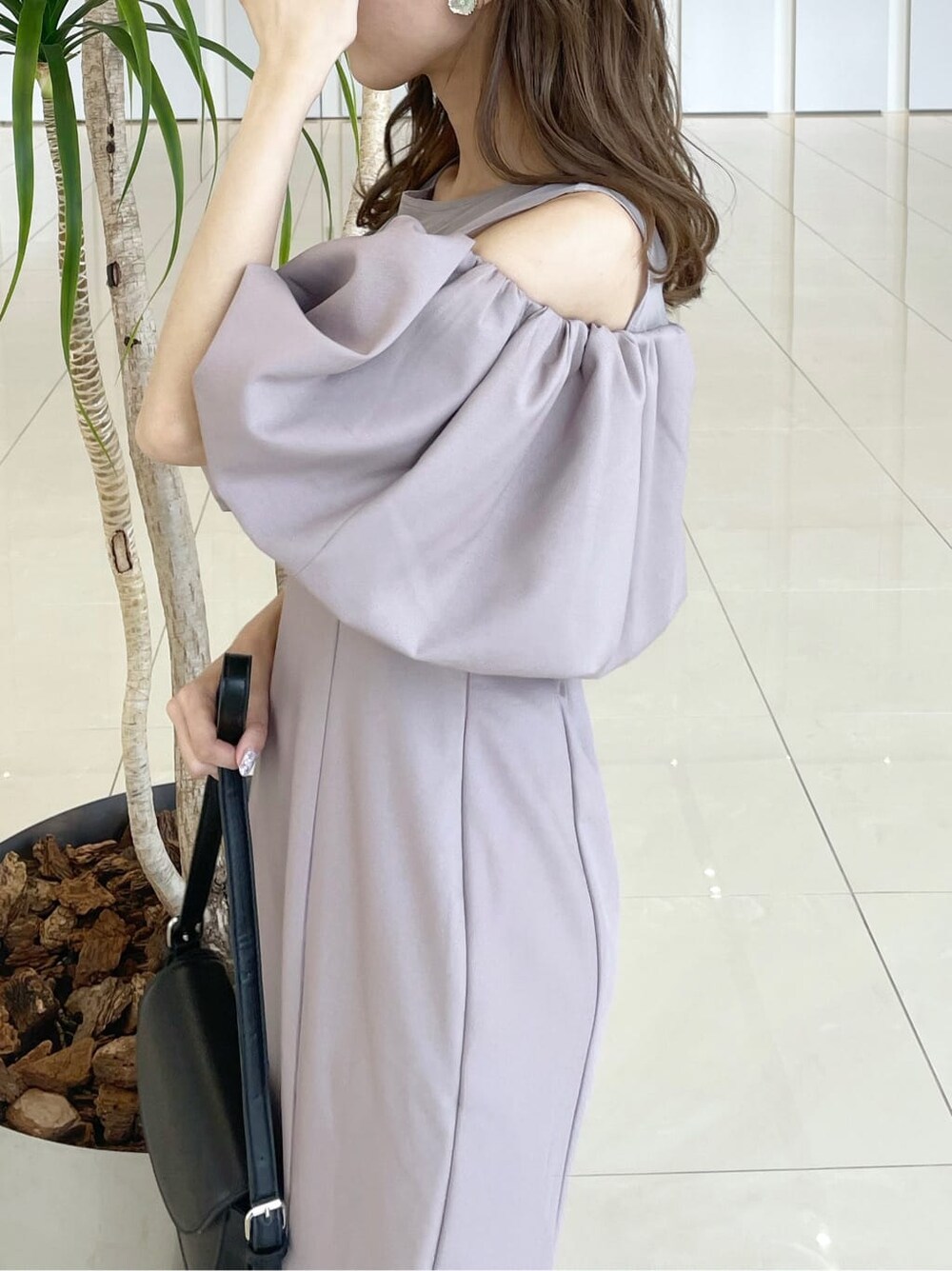 ピンク系のワンピース、ブラック系のパンプスを着用したレディースの秋コーディネートの6枚目の写真