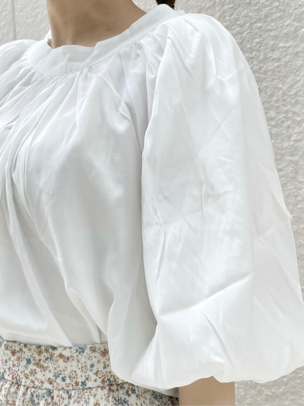 ブラウン系のハンドバッグ、ブラウン系のサンダル、ホワイト系のシャツ/ブラウスを着用したレディースの夏コーディネートの8枚目の写真